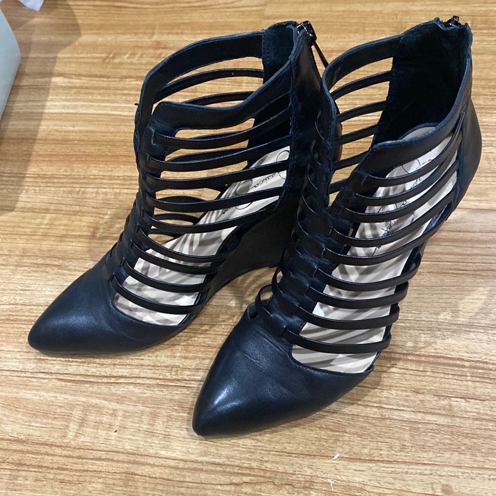 USED in box. Size 8.5. Black. Jessica Simpson